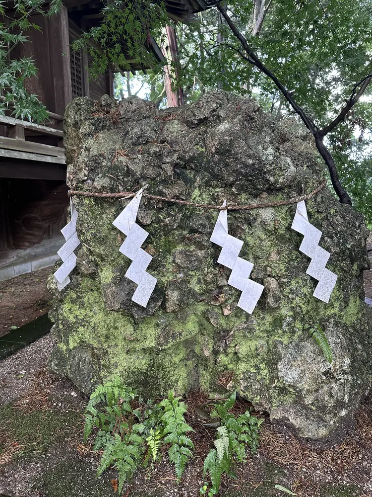 大宝八幡宮のさざれ石