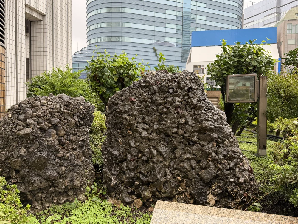 サンシャインシティのさざれ石